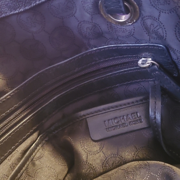 Final Price ❌Like new Michael Kors tote bag🖤 - Picture 6 of 10